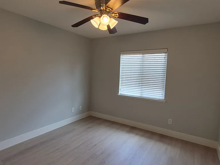 11 Long Warf Pl — Photo 14