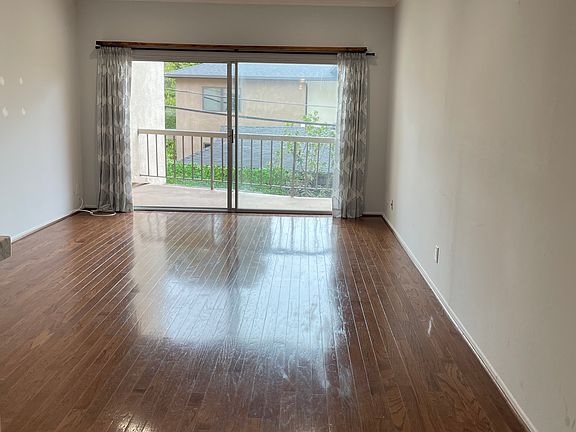 4th image of 612 S Barrington Ave