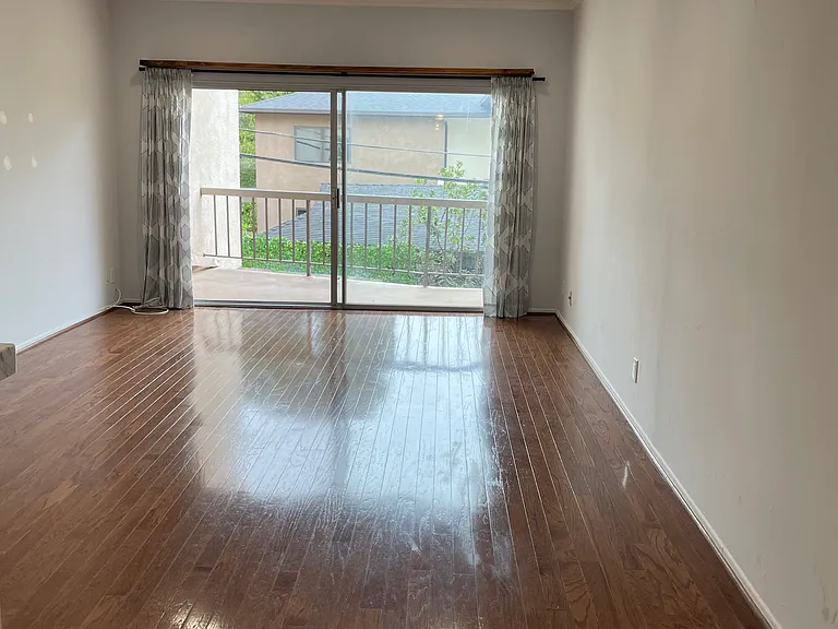 612 S Barrington Ave — Photo 4