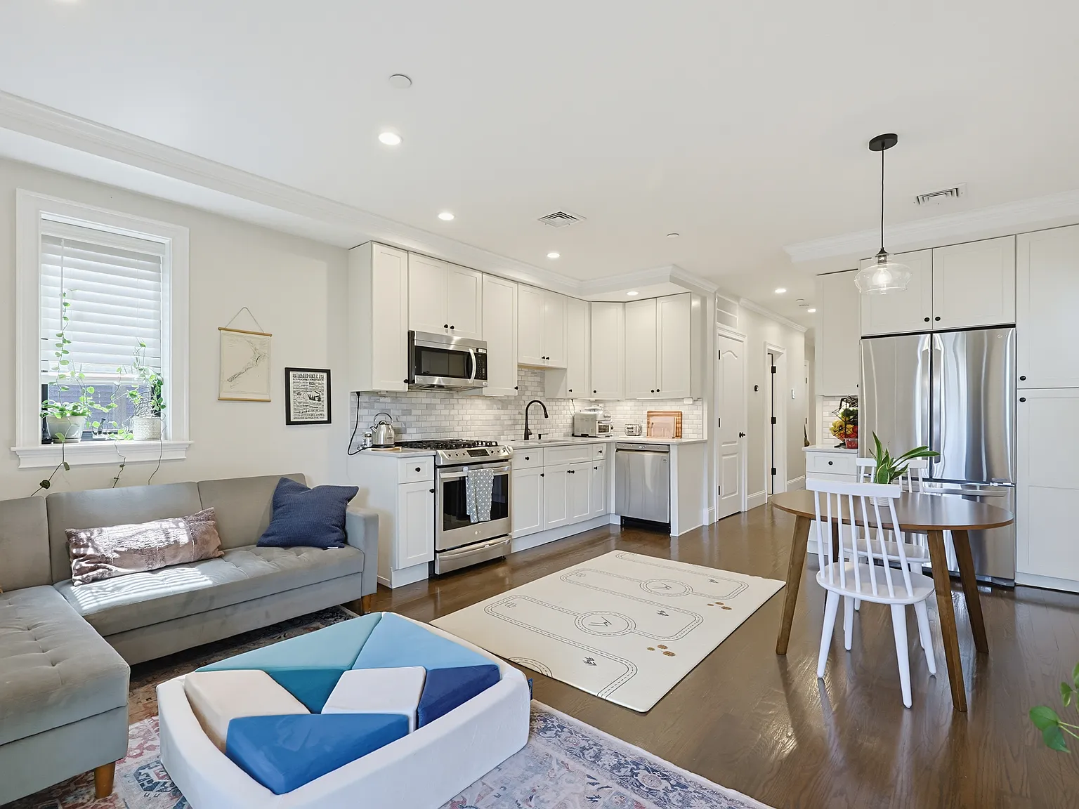 2 bed, 800 sqft, $3,350 — Photo 3
