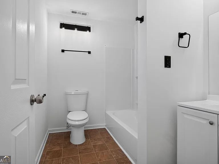862 Slaton St — Photo 9
