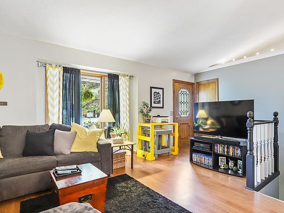 2nd image of 829 Woodside Dr