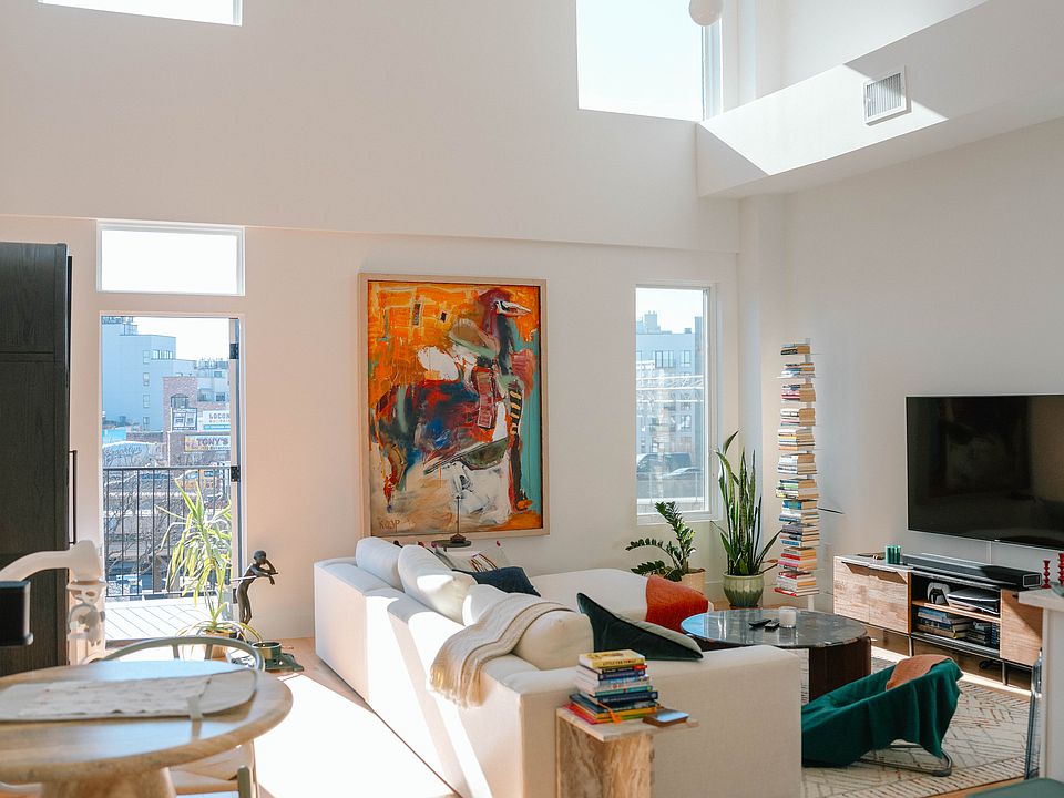 1st image of 136 Bayard St Floor 3