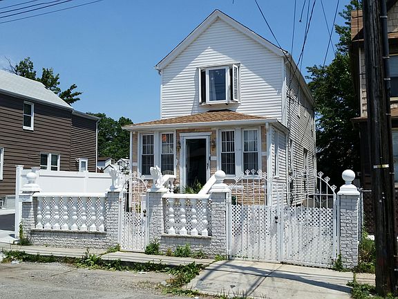 2nd image of 11749 141st St