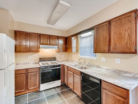 5th image of 1064 Huntington Trce SE