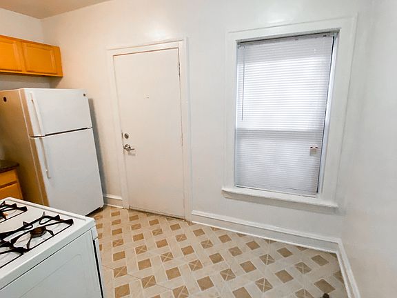 3rd image of 2300 N Sheffield Ave #1004304