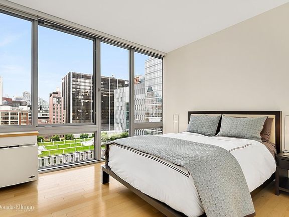 4th image of 225 W 60th St #14B