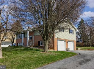 9 Knollwood Dr, Akron, PA 17501