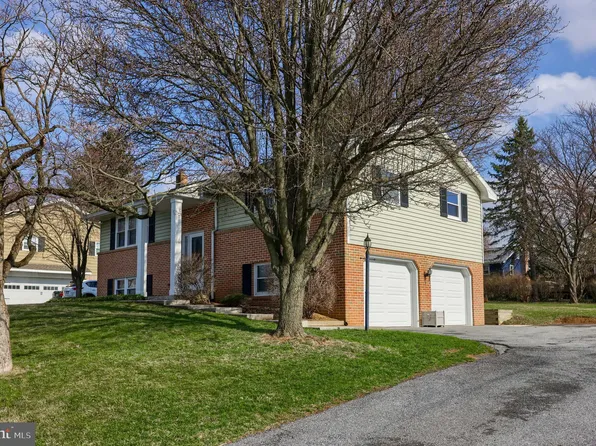 9 Knollwood Dr, Akron, PA 17501