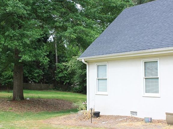 3rd image of 1075 Lullwater Cir