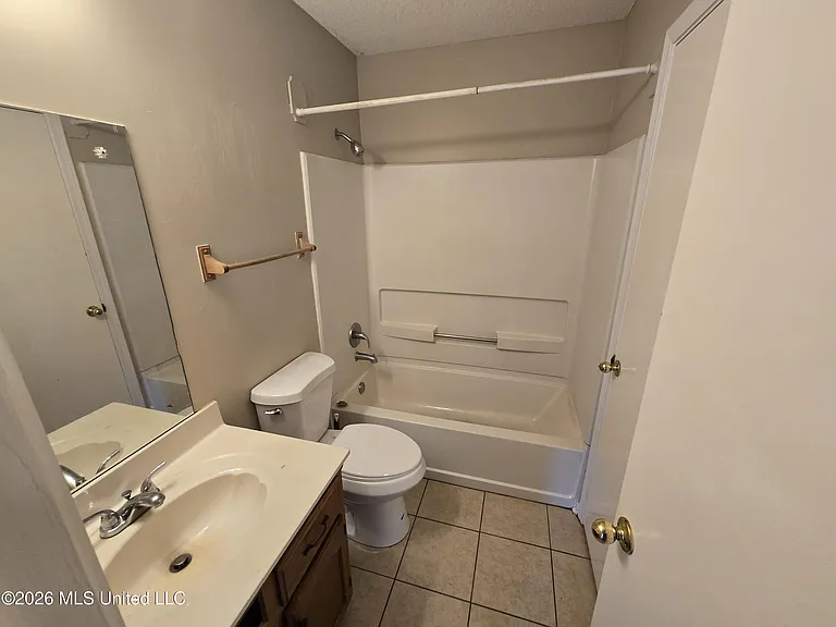3560 Lakehurst Dr — Photo 6