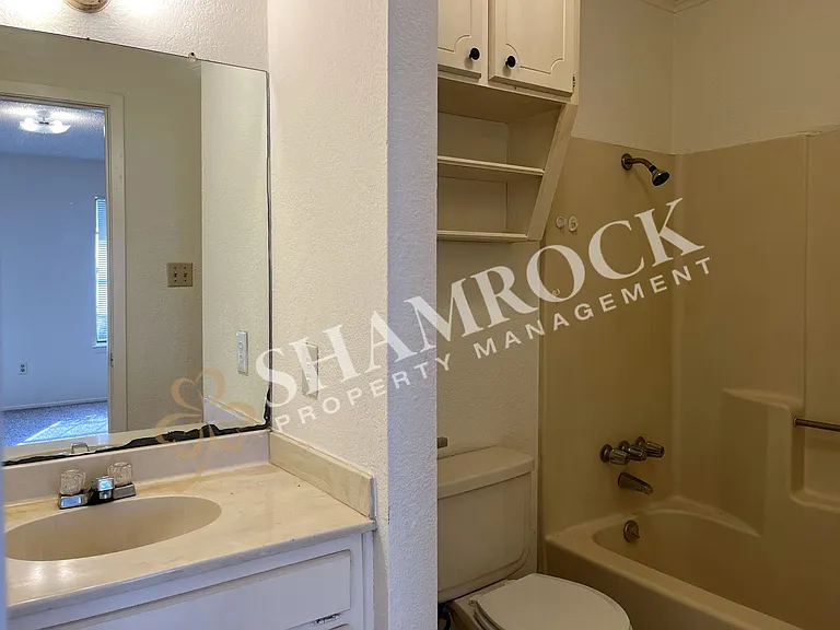 906 Lancelot Cir — Photo 6