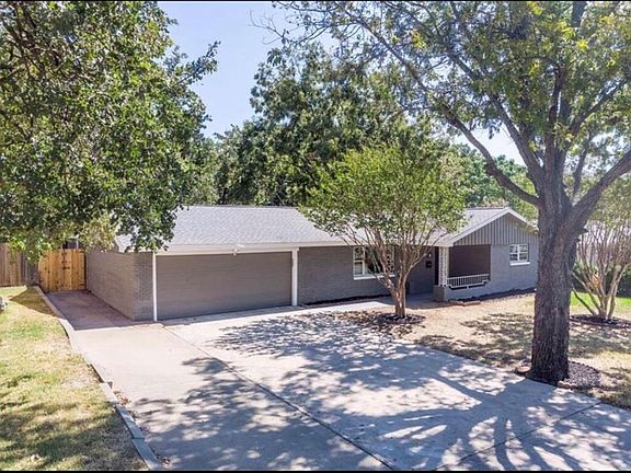 2nd image of 807 Oakwood Dr