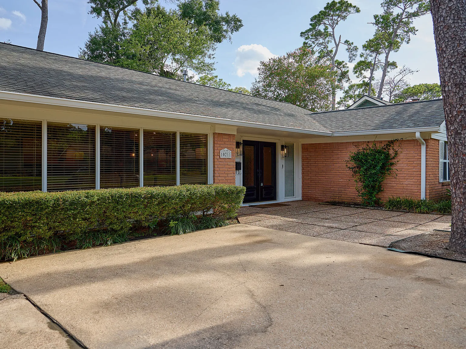 4 bed, 2345 sqft, $3,800 — Photo 2