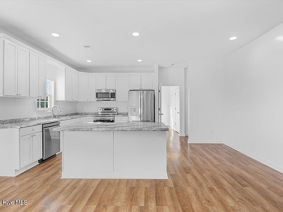 5th image of 34 Bless Avenue