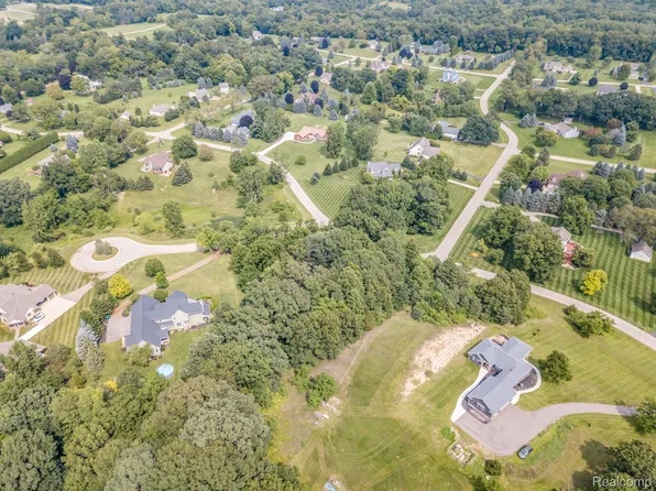 12665 Mandolin Ct, Davisburg, MI 48350