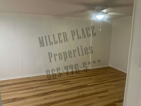 Large bonus room with ceiling fan