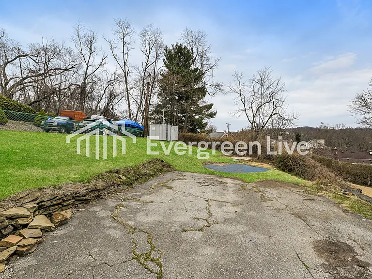 712 Lynda Ln — Photo 2