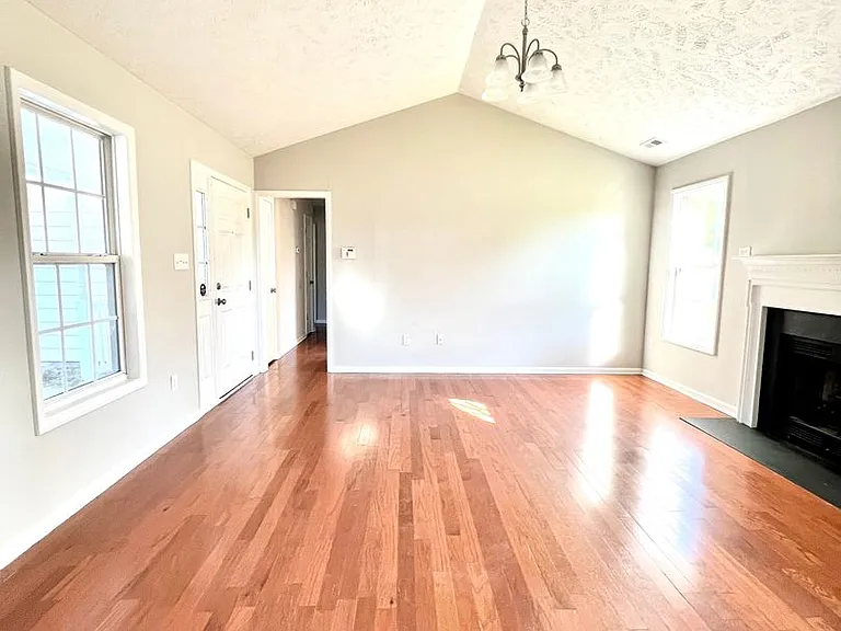 121 Raymond St — Photo 2