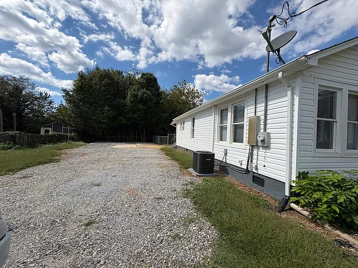 3 bed, 1.0 bath, $1,200 — Photo 4