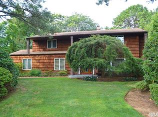 16 E Dosoris Ln, Dix Hills, NY 11746
