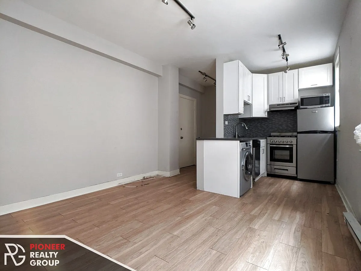Building Photo - 517 W Belmont Ave #511-35