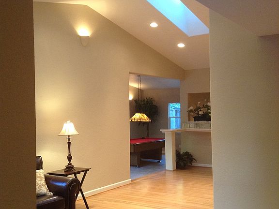 Open floor plan:Skylights/vaulted ceilings