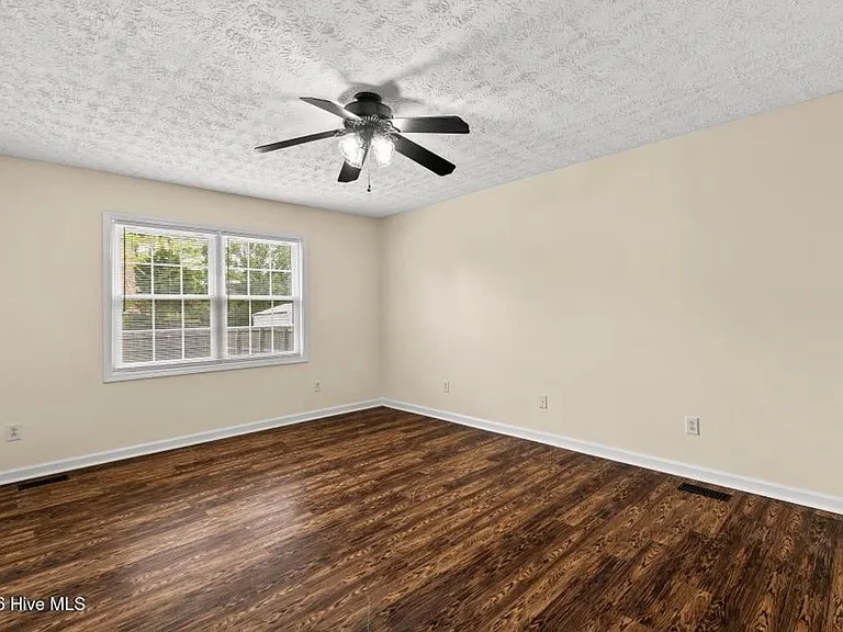 103 Richmond Dr — Photo 15