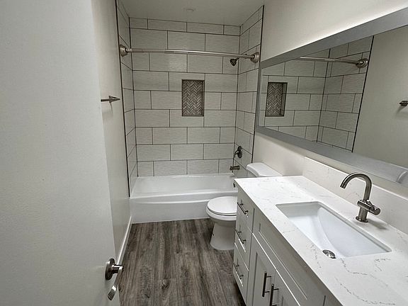 3rd image of 1020 S Sherbourne Dr APT 205