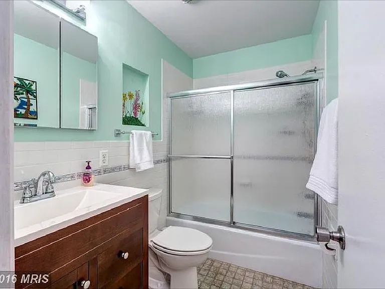 9804 Robinson Blvd — Photo 10