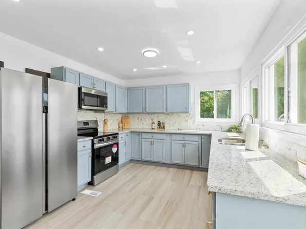 550 North Riverside DRIVE, Saukville, WI 53080