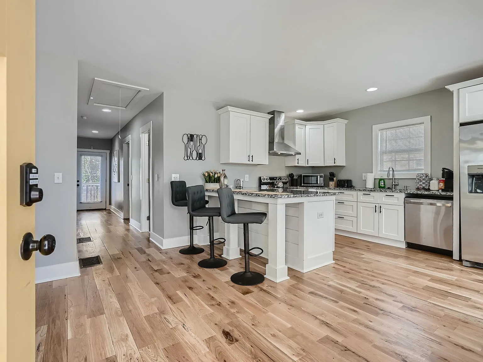 3 bed, 1120 sqft, $3,600 — Photo 4