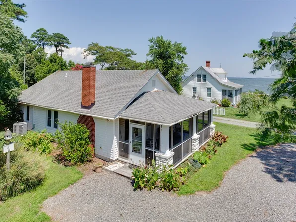 17 Mad Calf Ln, Gwynn, VA 23066