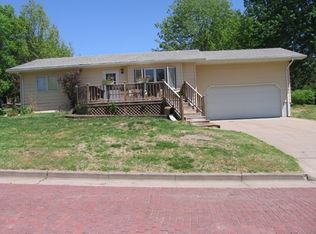 922 11th St, Clay Center, KS 67432