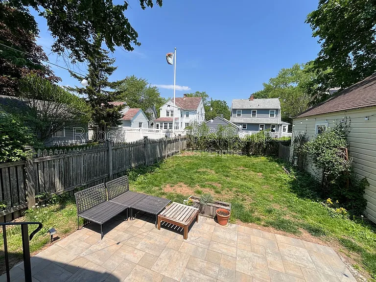 109 Ardmore St — Photo 3