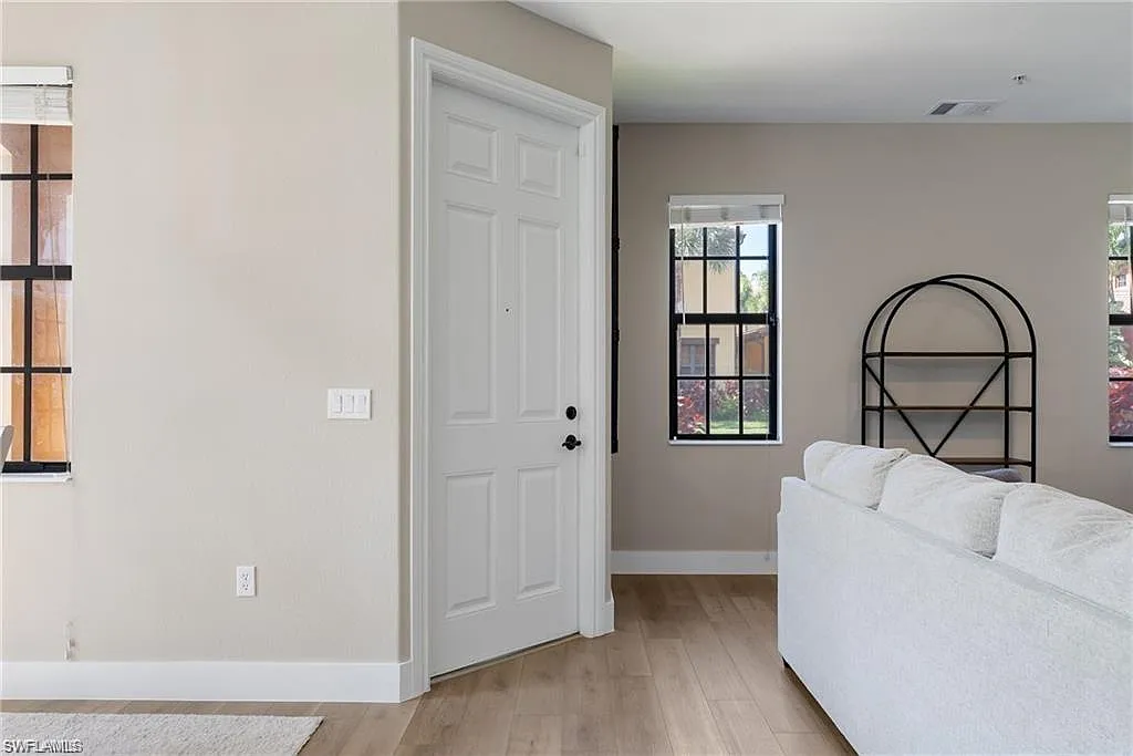 4 bed, 2.5 bath, 2026 sqft, $8,000 — Photo 4