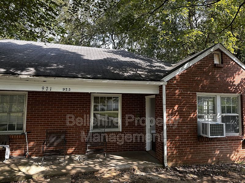 1st image of 923 Richardson St