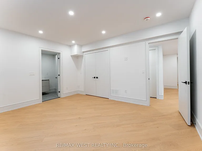 510 Wellington Cres — Photo 25