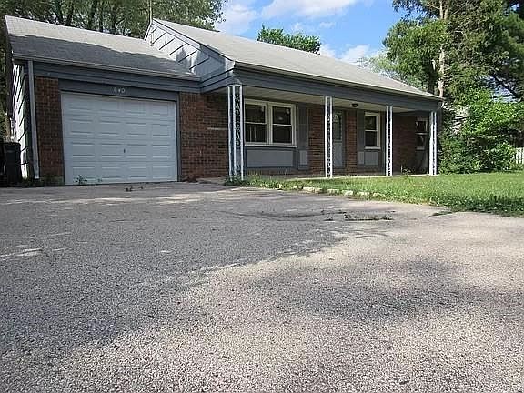 1st image of 840 Bernard Dr