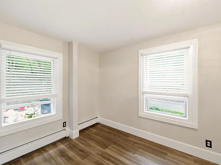 40 Scudder Ave — Photo 6