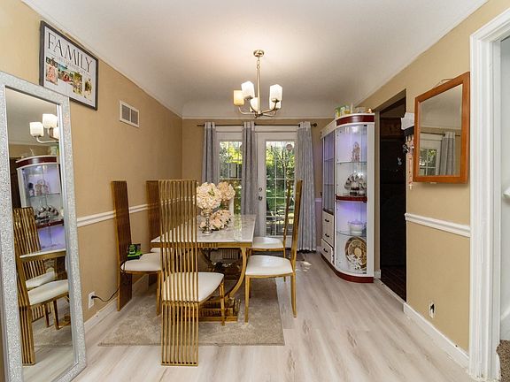 3rd image of 5820 Urbandale Ave