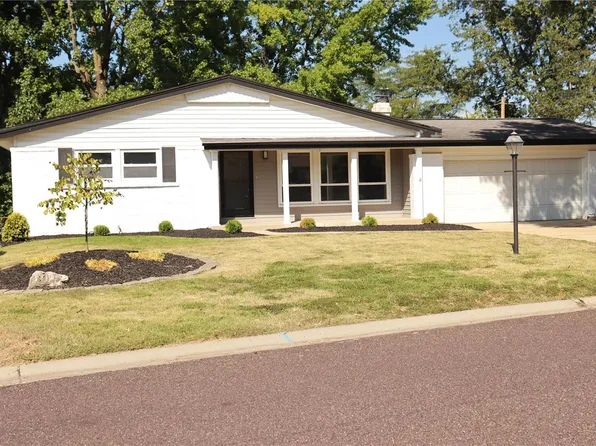 11869 Hidden Lake Dr, Saint Louis, MO 63138