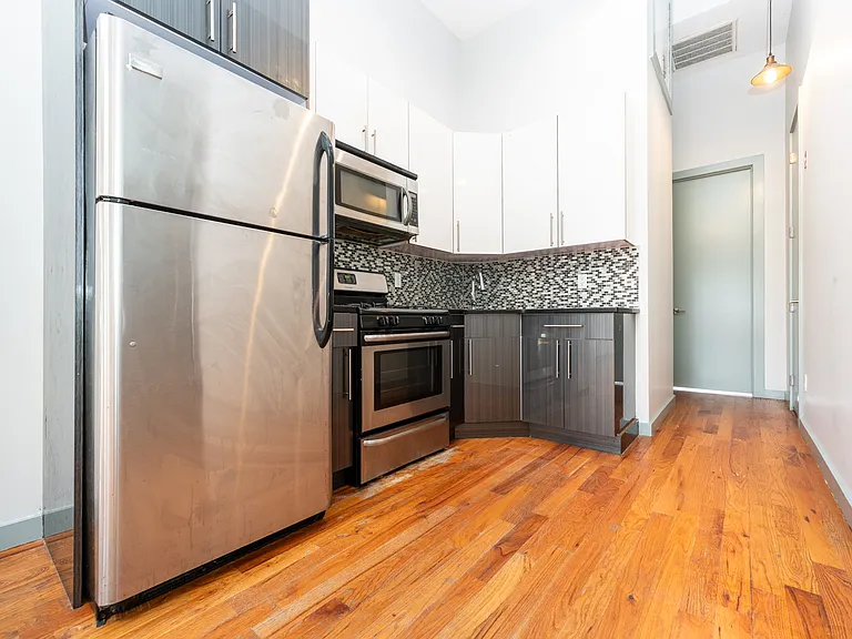 330 Harman St #2R — Photo 4