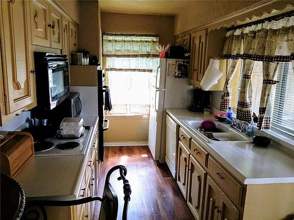 3rd image of 943 Birchwood Dr