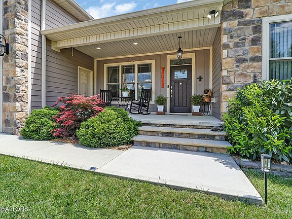 3rd image of 213 Forest Hill Dr