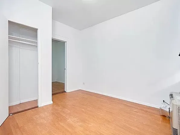 572 East New York Avenue image 3 of 9