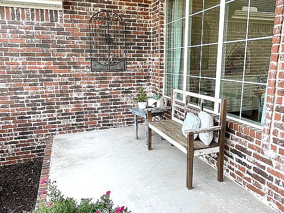 5th image of 665 Arroyo St