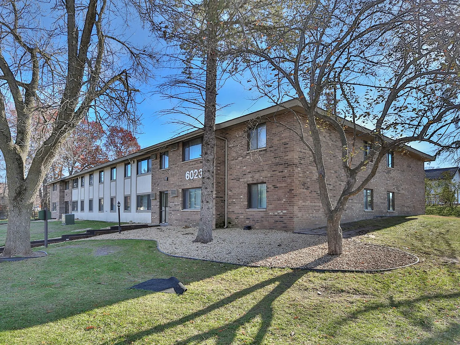 Oakridge Apartments — Photo 1