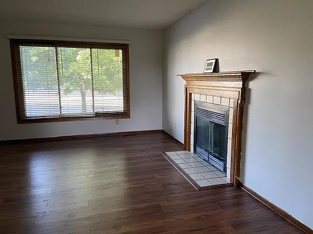3 bed, 2.5 bath, 2024 sqft, $2,600 — Photo 3