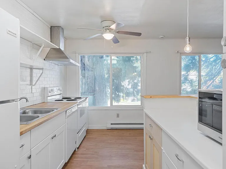 $500 off! Updated, upstairs 2-bdrm/1-bath triplex aptOn-site w/d, off-street parking, near downto... — Photo 4